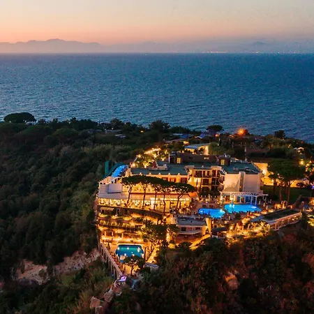 San Montano & Hotel Lacco Ameno (Isola d'Ischia)